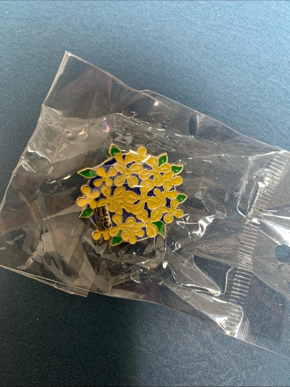 Elegant & Stylish Yellow Floral women’s Enamel Brooch . Pre-Owned. Size:1.2x1.2